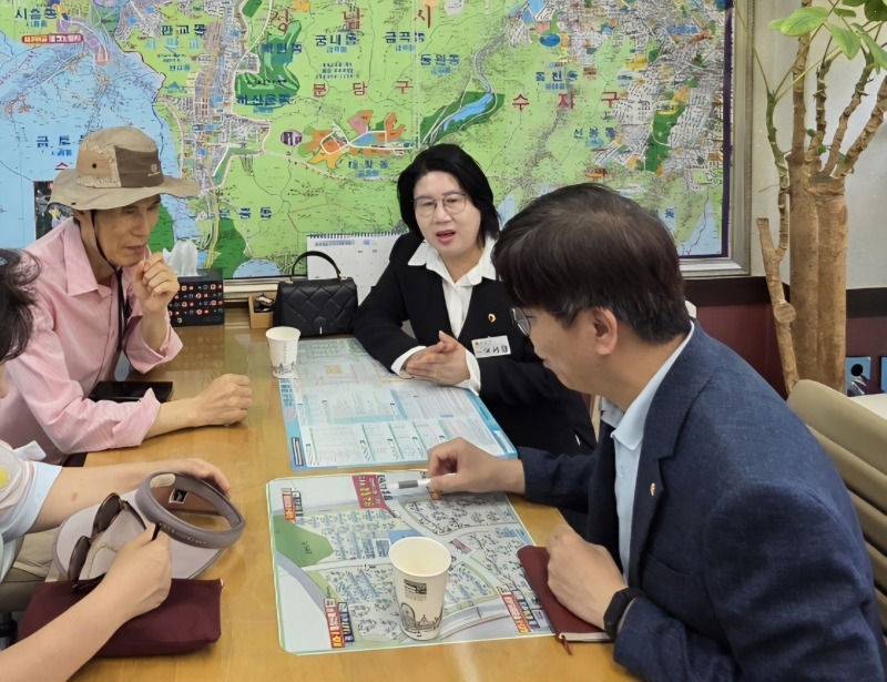 영동군1이서영 경기도의원 6월 11일 삼평동 '이지더원 봇들2단지' 초입 벌말사거리에서 관계 공무원, 주민들과 함께 민원 현장을 점검하고 조치계획을 논의하고 있다.jpg